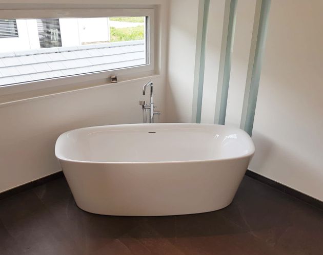 Dunkle Badezimmerfliesen